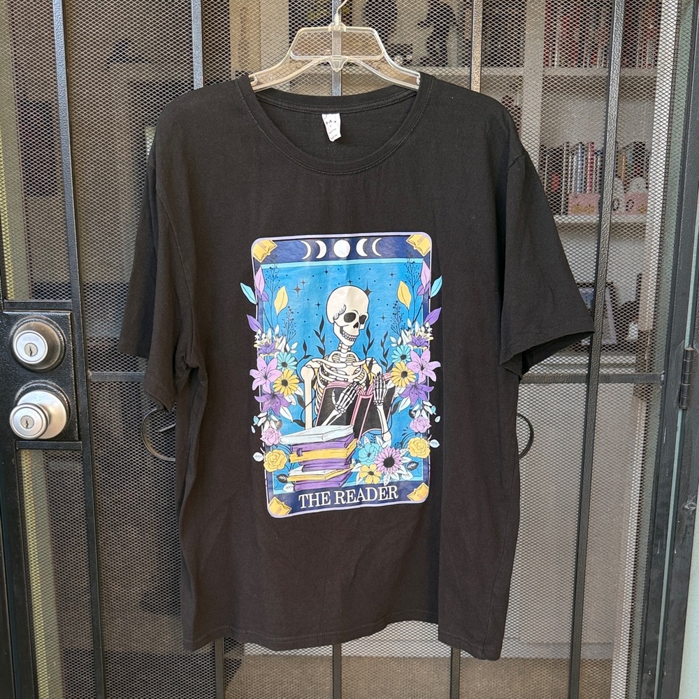Tarot “The Reader” Skeleton T-shirt